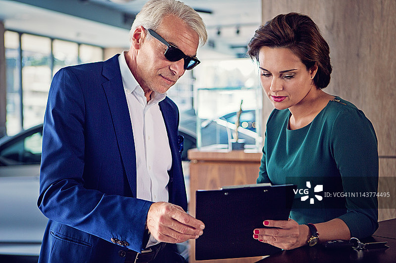 汽车经销商向顾客销售/出租汽车图片素材