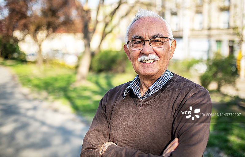 微笑的年长男子肖像图片素材