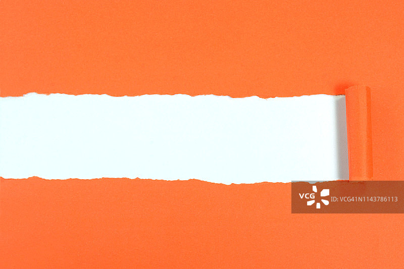 撕裂的卷曲纸张图片素材