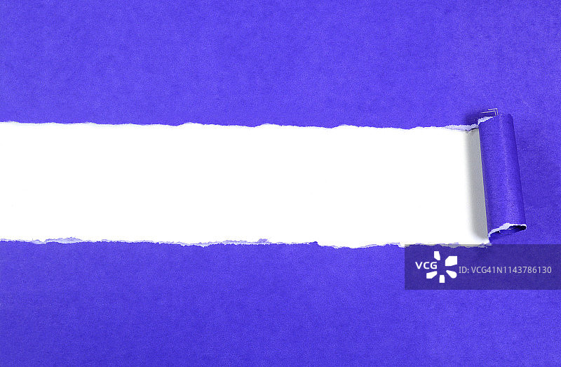 撕裂的卷曲纸张图片素材