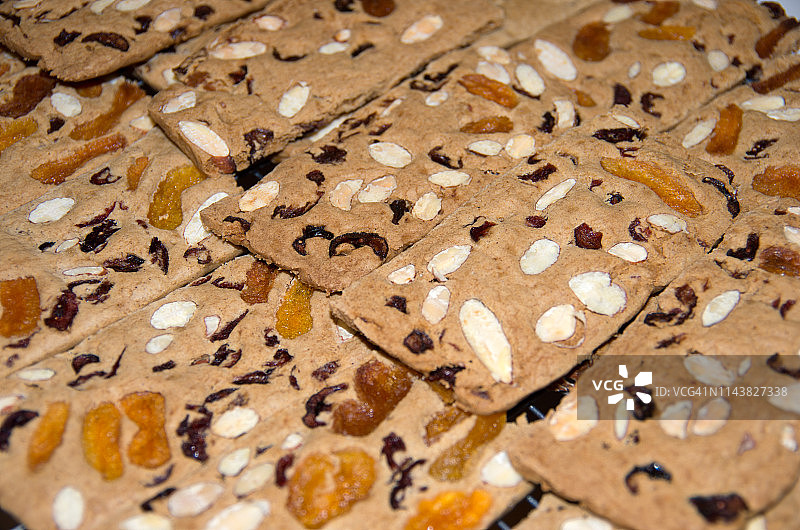 杏仁、杏干、蔓越莓威化饼干在金属冷却架上图片素材