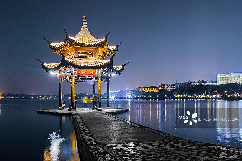 夜幕下的杭州西湖集贤亭图片素材