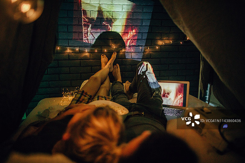 家庭影院中的浪漫夜晚图片素材