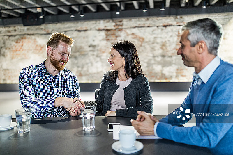 我们与亲爱的同事达成协议！图片素材