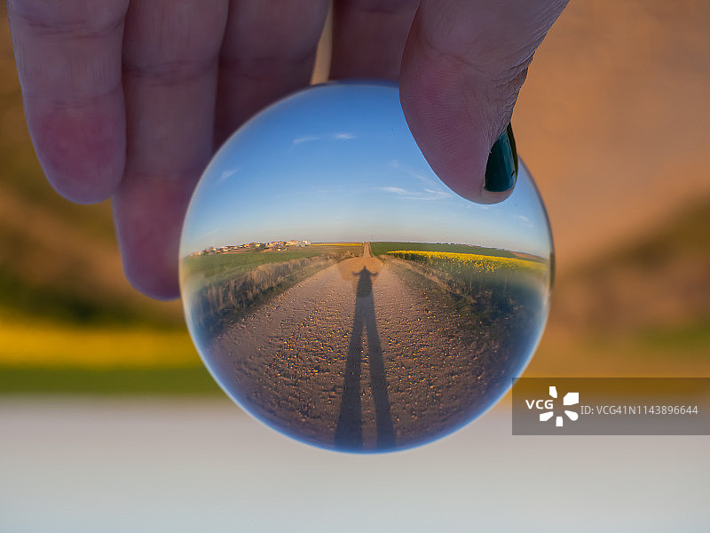 水晶球中倒映的风景图片素材