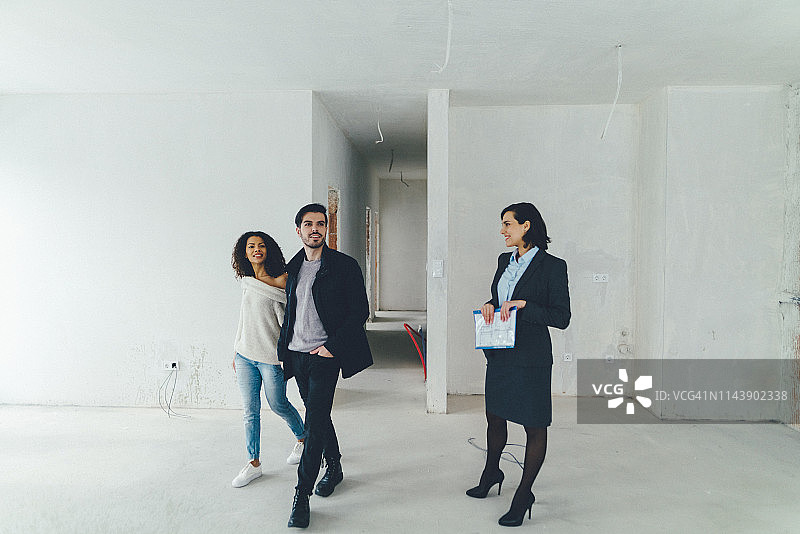 情侣投资购买新房图片素材