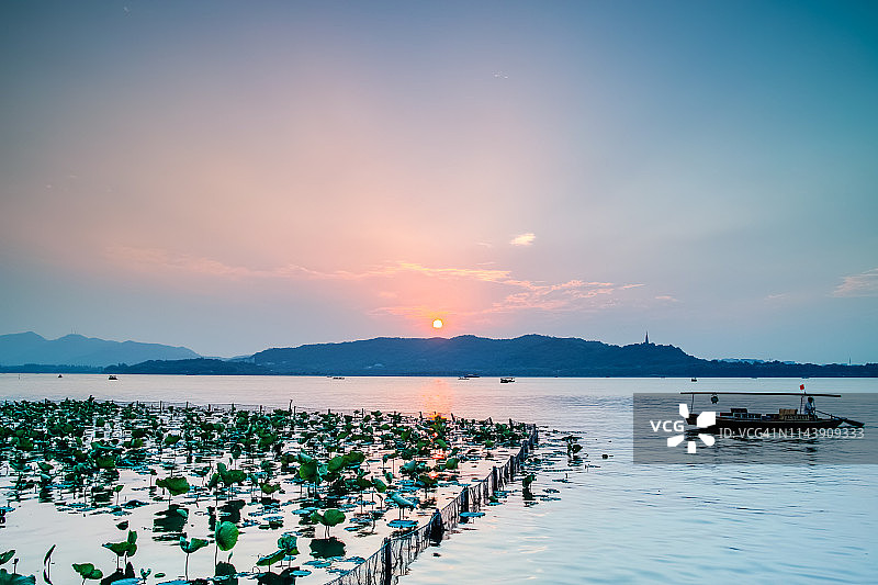 杭州西湖日落下的游轮图片素材