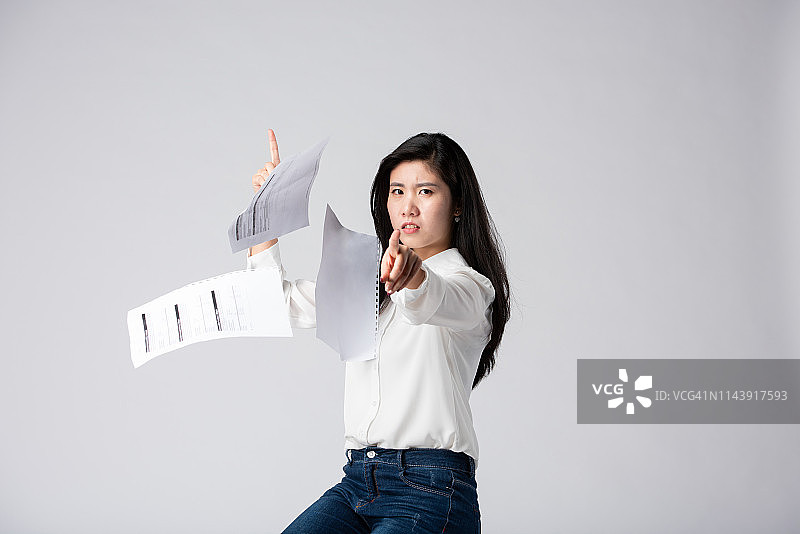 影棚拍摄的年轻亚洲女士肖像图片素材