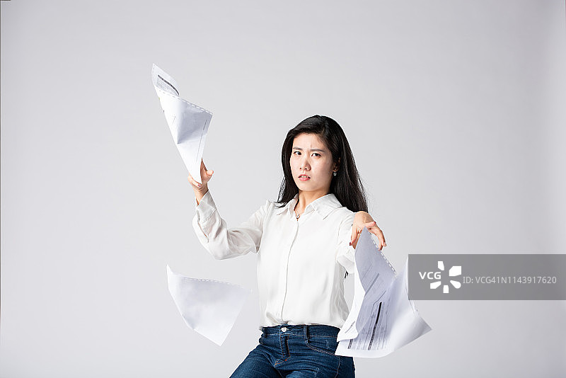 影棚拍摄的年轻亚洲女士肖像图片素材