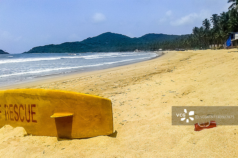 沙滩上的啤酒罐和救援冲浪板图片素材