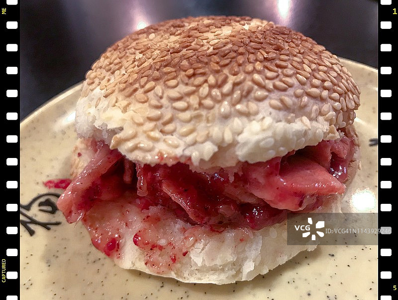 内含肉馅的贡糖或光饼图片素材