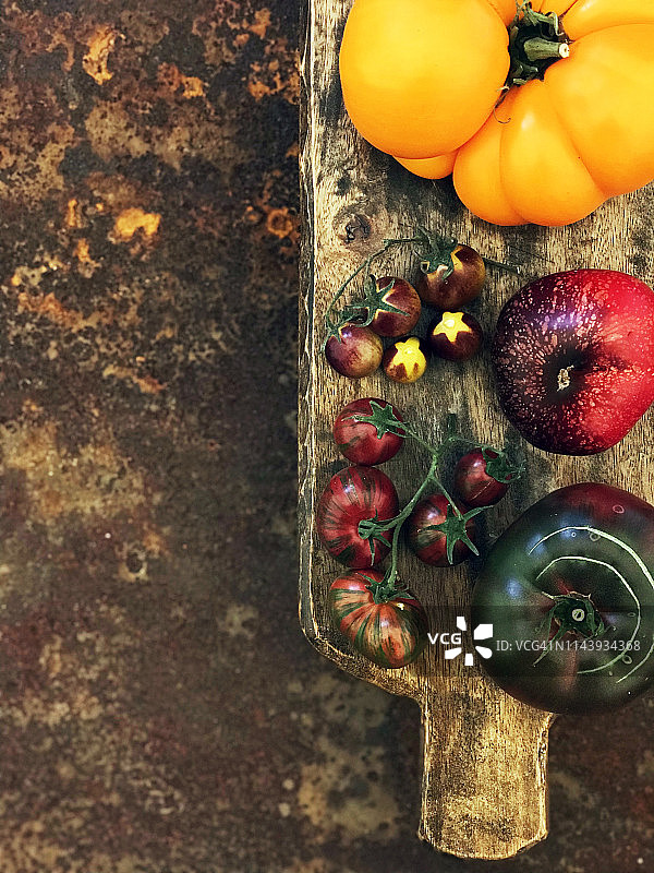 色彩鲜艳的祖传西红柿从我的有机乡村花园新鲜图片素材