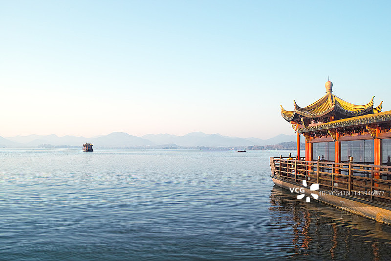杭州西湖上的巡游图片素材