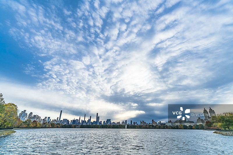 秋日云雾笼罩曼哈顿中城摩天大楼和中央公园水库图片素材