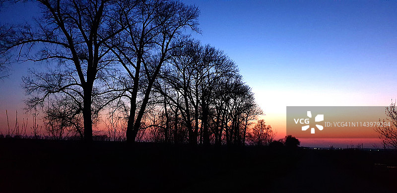 城市郊外的傍晚图片素材