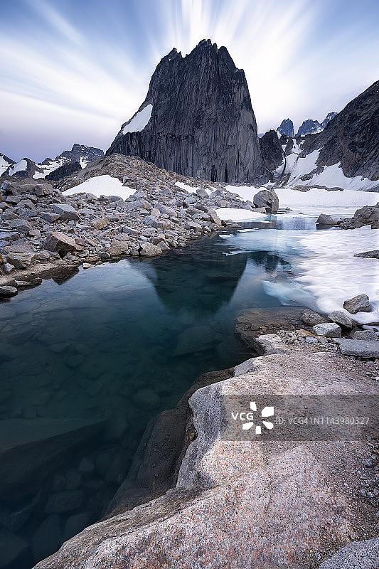 加拿大不列颠哥伦比亚省布加布省级公园的雪斑尖峰倒映在高山湖泊中图片素材