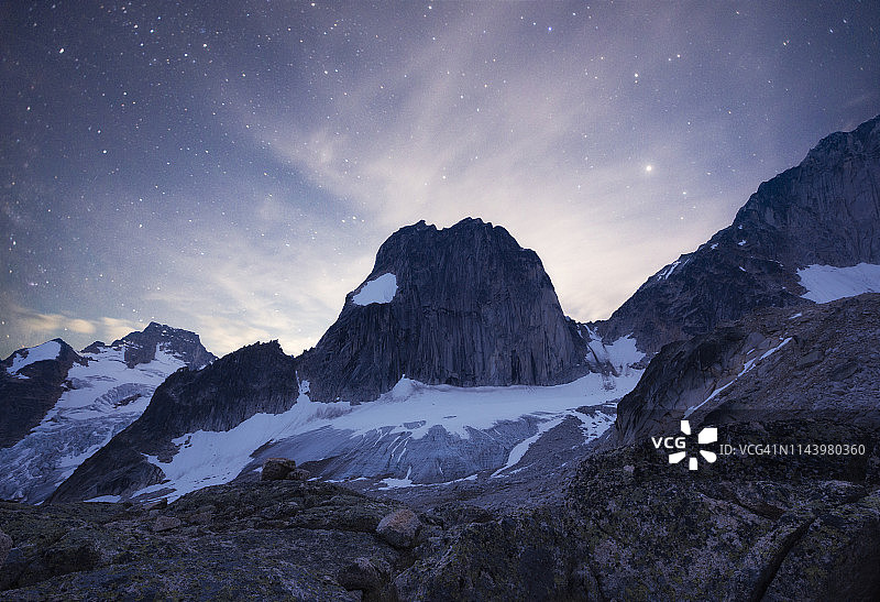 加拿大不列颠哥伦比亚省布加布公园雪斑峰夜景图片素材