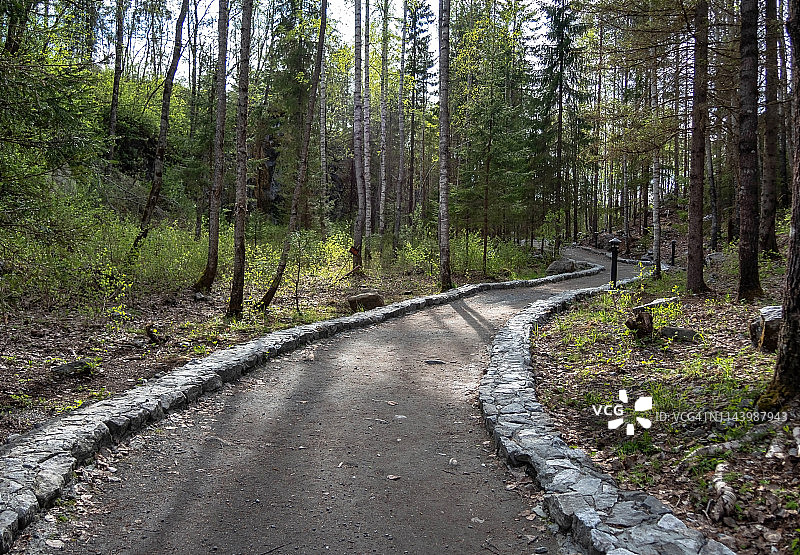 森林中大理石峡谷沿线的步行道，两侧排列着石头图片素材
