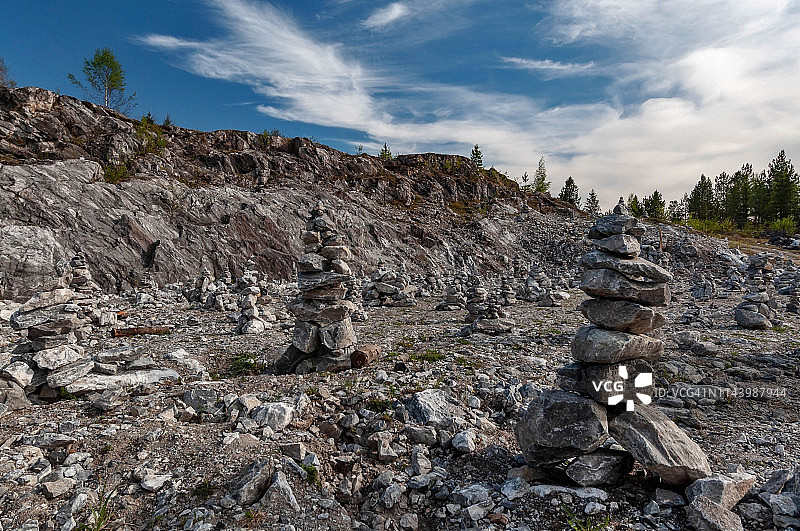 森林里的石塔图片素材