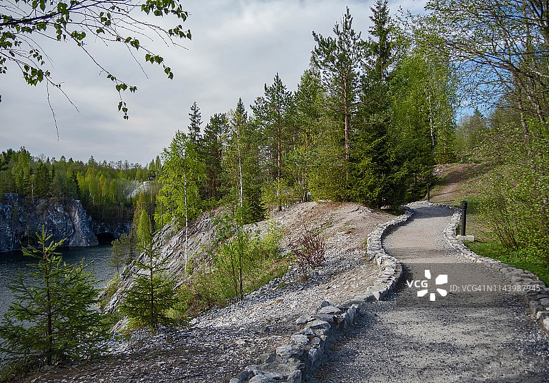 森林中大理石峡谷沿线的步行道，两侧排列着石头图片素材