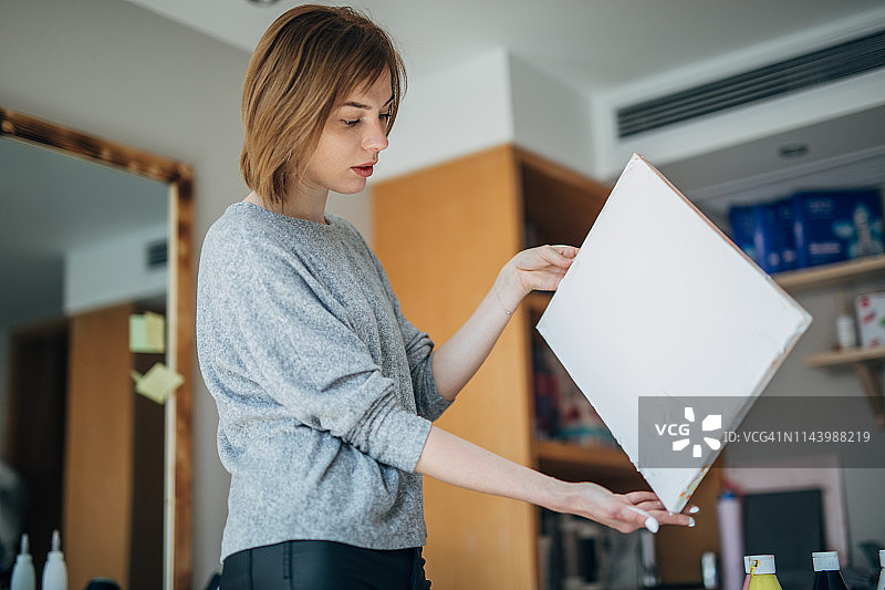 艺术系学生在画布上绘画图片素材