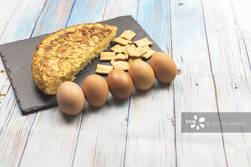 木质背景上的西班牙煎蛋卷图片素材