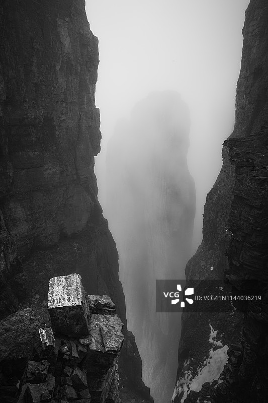 加拿大艾伯塔省班夫国家公园埃菲尔峰上的雾中埃菲尔铁塔图片素材