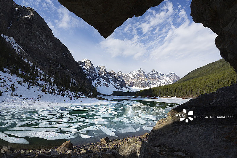 加拿大阿尔伯塔省班夫国家公园梦莲湖春季解冻景象图片素材