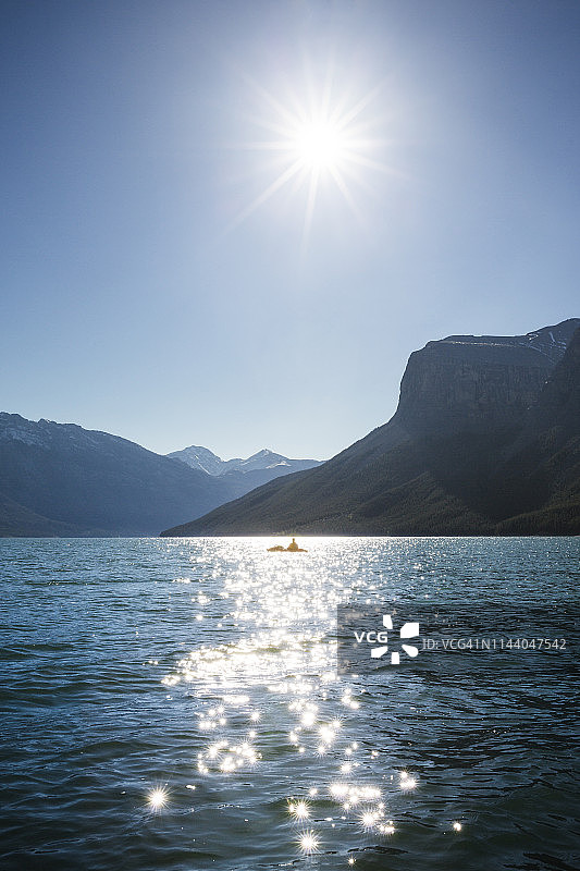 加拿大班夫国家公园明尼万卡湖皮划艇剪影图片素材