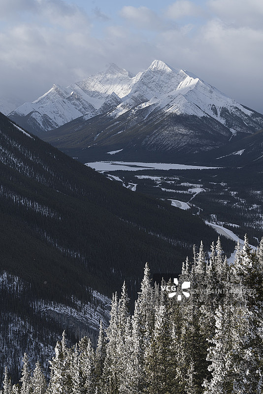 伦德尔山冬日清晨眺望山羊山脉图片素材