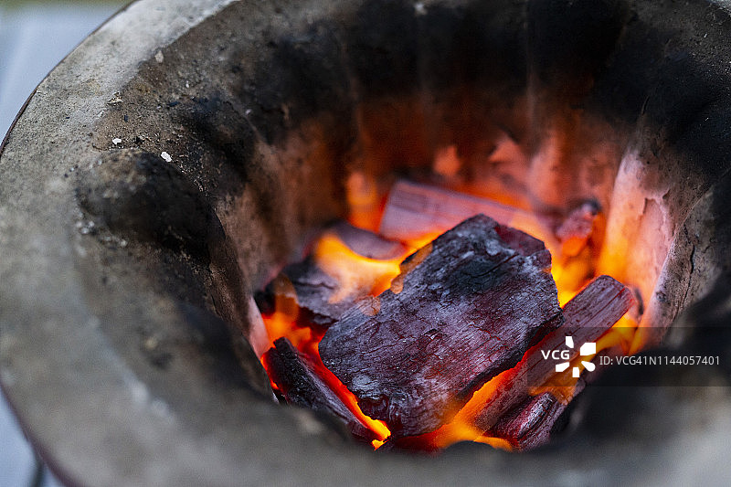 七轮烤炉和木炭图片素材
