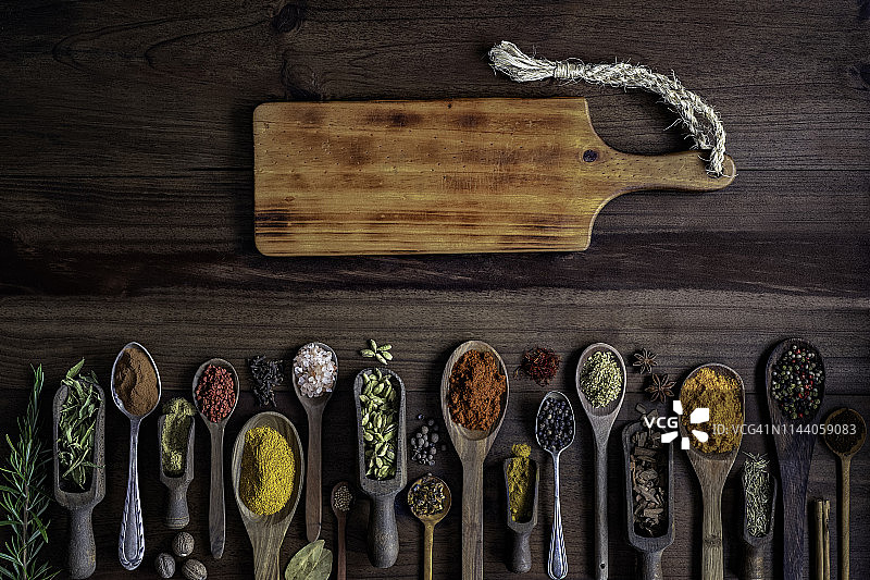 老式厨房中用于食物调味的各种多香果配料和调味品图片素材