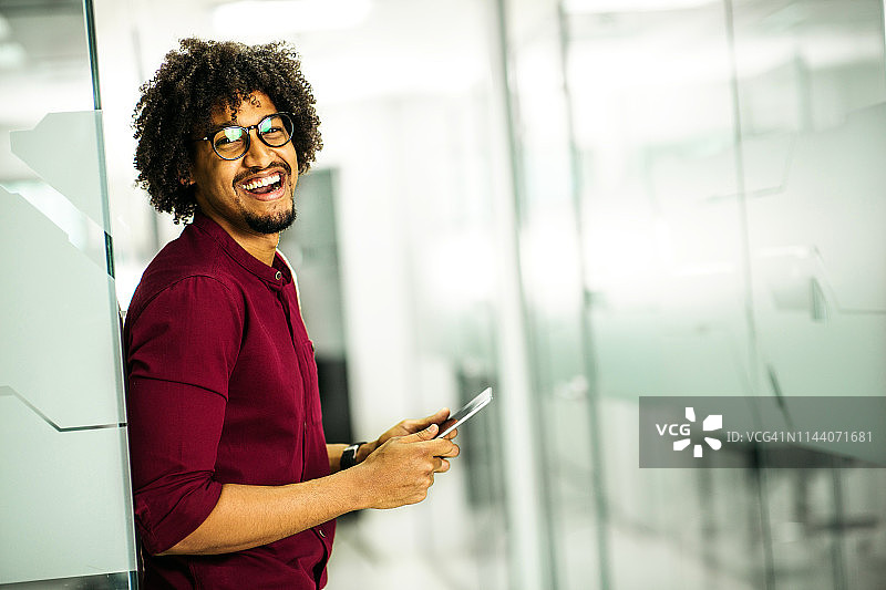 年轻男学生在办公室里拿着数位板图片素材