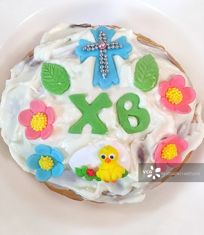带有糖霜和装饰元素的复活节蛋糕图片素材