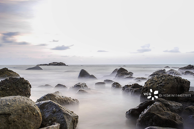 安达曼海石头日落景观长曝光图片素材