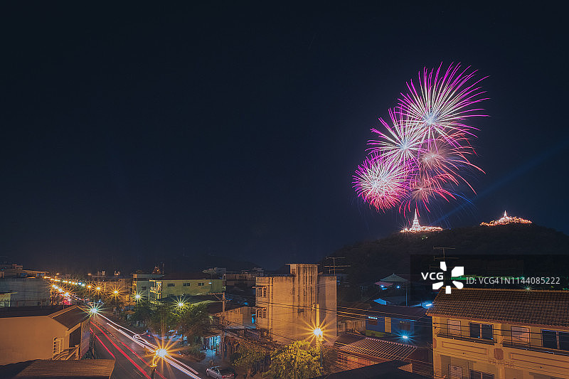 山间寺庙烟花图片素材