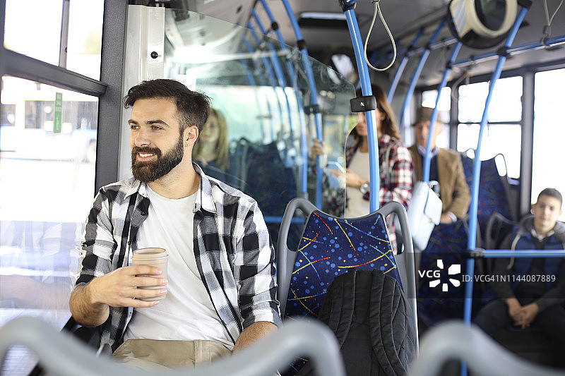年轻男人享受巴士之旅图片素材