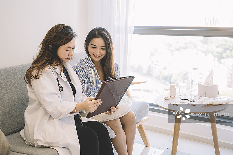 中国女医生上门为中国女病人检查图片素材