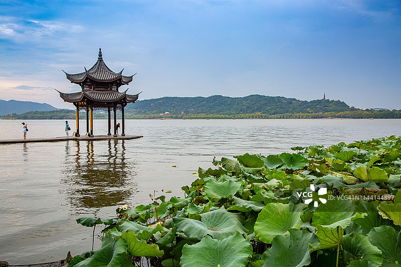 蓝天白云下的杭州西湖景区图片素材