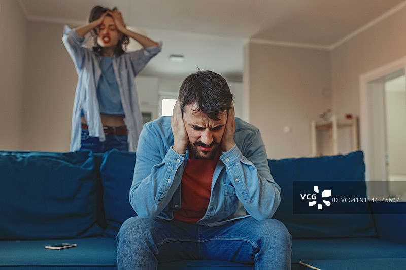 互相指责图片素材