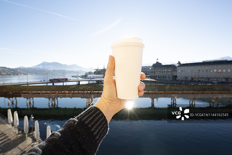 在瑞士琉森手持咖啡纸杯的游客图片素材