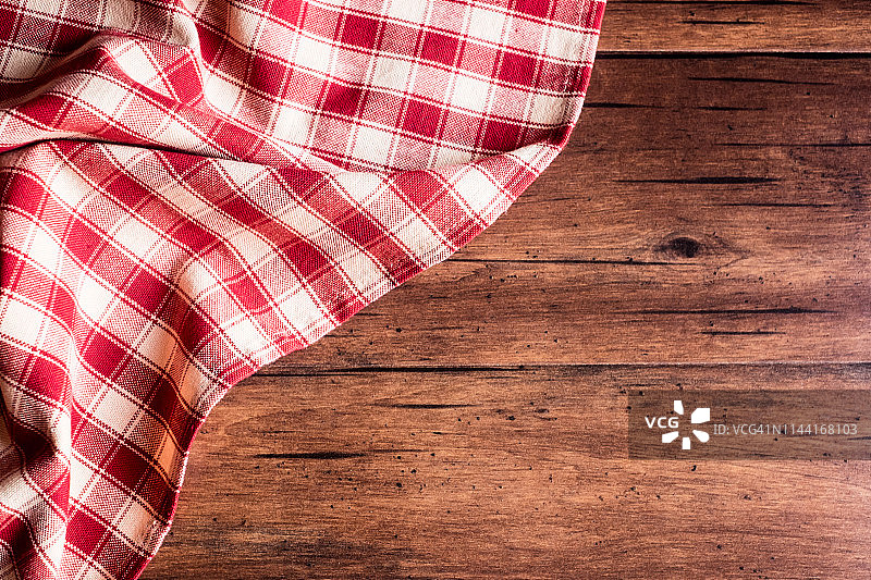 带红色格子餐巾的纺织品背景（俯视）：天然纺织品背景，织物纹理背景，天然亚麻织物纹理图片素材