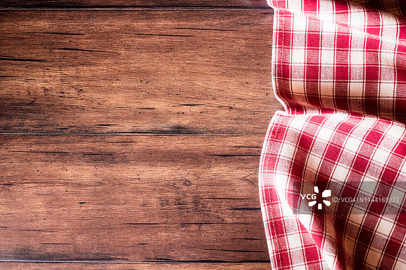 带红色格子餐巾的纺织品背景（俯视）：天然纺织品背景，织物纹理背景，天然亚麻织物纹理图片素材