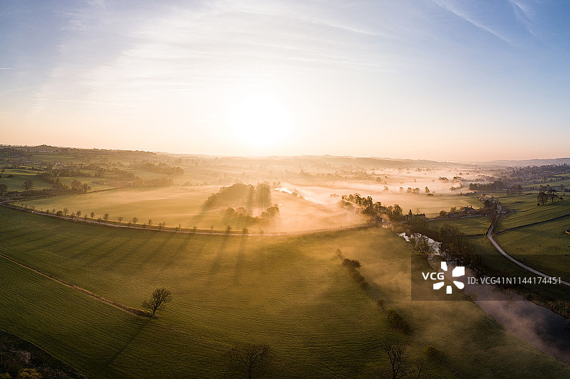 日出雾图片素材