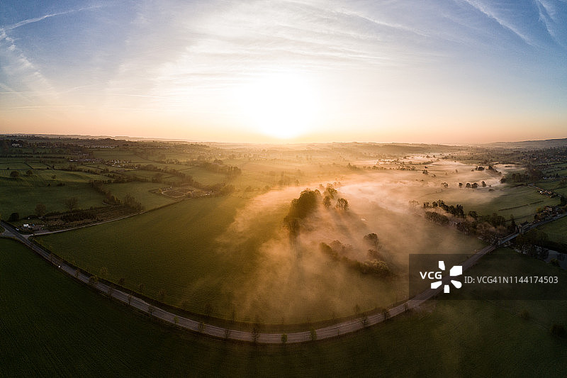 雾气笼罩的山谷上空的日出图片素材