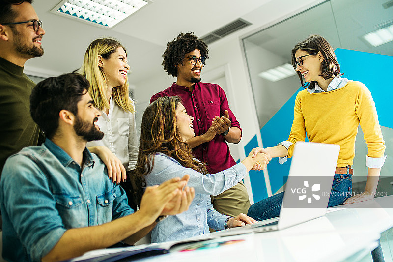 一群年轻大学生使用笔记本电脑集思广益图片素材