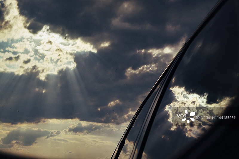 车窗上的阳光图片素材