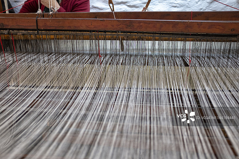 在织布机上工作的女人图片素材