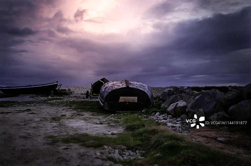 戈尔韦海岸上的孤独船只图片素材