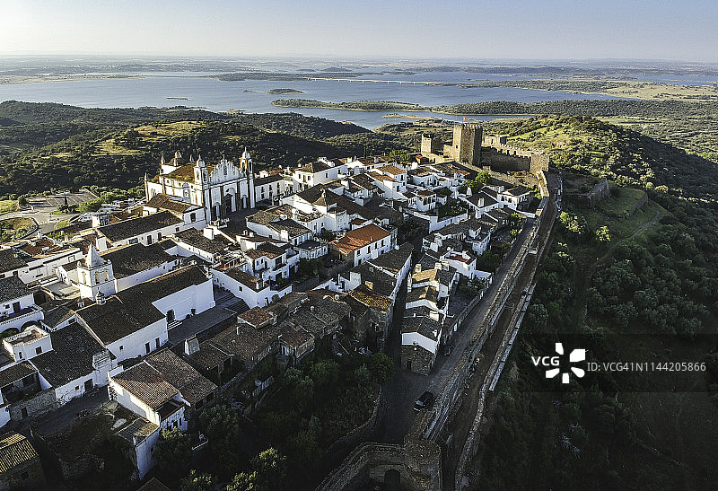 从空中俯瞰蒙萨拉兹和阿尔克瓦大坝图片素材